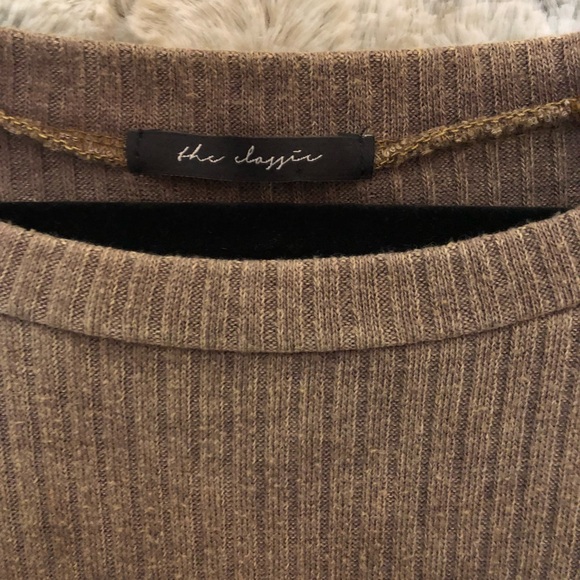 ✨Olive Ribbed Cold Shoulder Top✨ - Picture 2 of 4